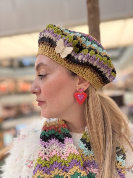 Renkli Örgü Kelebek Broşlu Bere