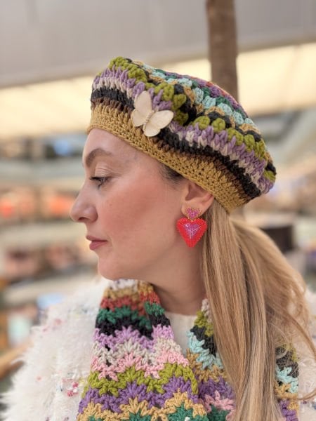 Renkli Örgü Kelebek Broşlu Bere