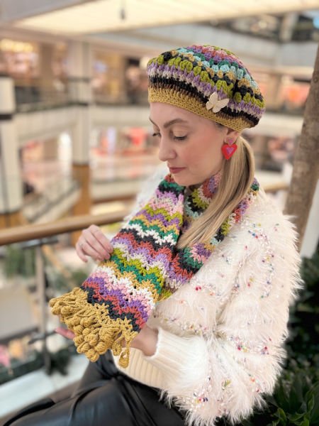 Renkli Örgü Kelebek Broşlu Bere