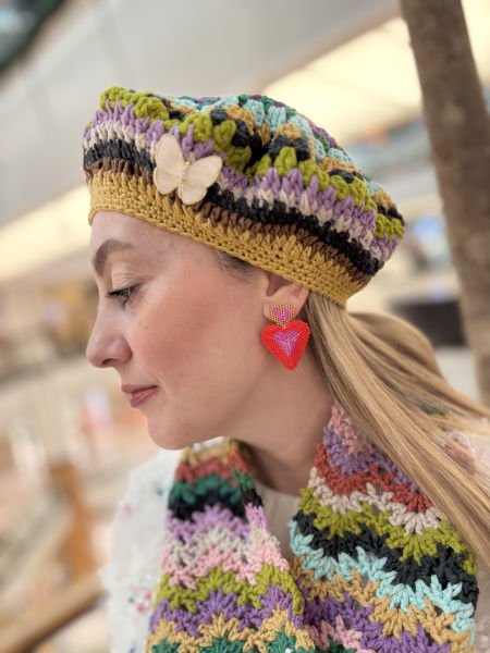 Renkli Örgü Kelebek Broşlu Bere