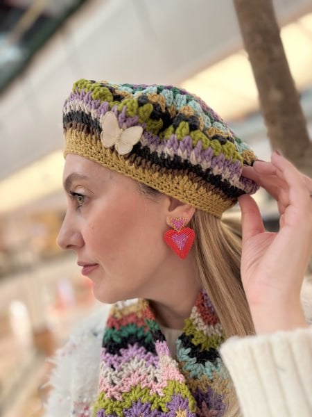 Renkli Örgü Kelebek Broşlu Bere